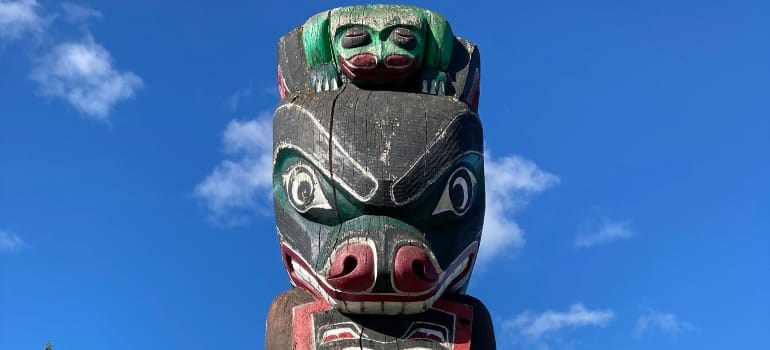 Picture of a totem pole 